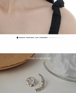 Détail de boucles d'oreilles S925 en argent asymétriques avec texture lave et perle