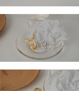 Détail de boucles d'oreilles en argent S925 avec texture lave, design soleil lune et perles
