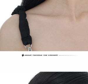 Détail d'une sangle en tissu plissé noir avec crochet en métal argenté d'accessoires