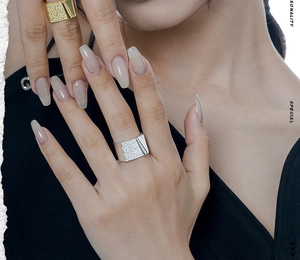 Macro detail of S925 silver wide ring featuring hammered texture and mirror finish