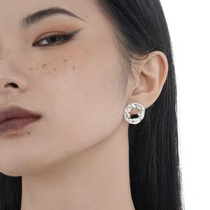Boucles d'oreilles en argent S925 texturé irrégulier portées par un mannequin