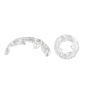 Boucles d'oreilles asymétriques en argent S925 avec texture soleil lune et perle