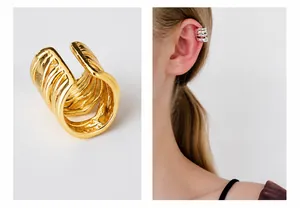 Dettaglio del ear cuff in argento s925 con design irregolare traforato in oro e argento