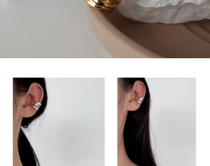 Dettaglio dell'orecchino a clip in argento s925 con design irregolare oro e argento