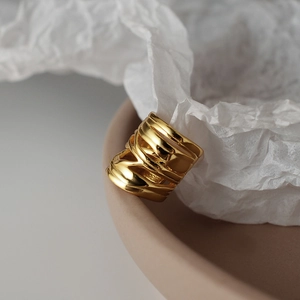 Ear cuff in argento s925 con design a spirale irregolare dorata e finitura lucida a specchio