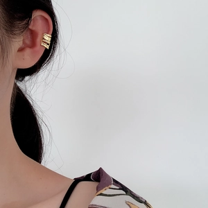 Ear cuff dorato irregolare minimalista con texture martellata per donne