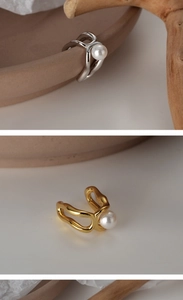 Détails des boucles d'oreilles géométriques creuses en or et argent avec perles blanches