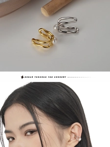Détail de boucles d'oreilles vagues en argent à double couche avec perles blanches