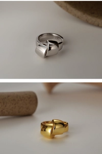 Detailed comparison of minimalist knot design rings in polished silver and gold finishes