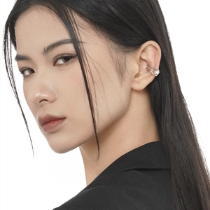 Manchette d'oreille géométrique en argent S925 avec perle sur mannequin femme