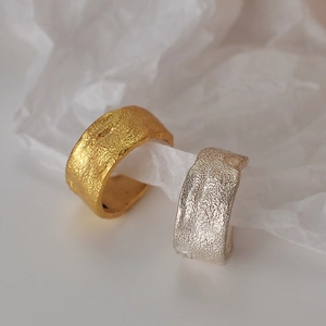 Textured S925 silver wide ear cuffs in gold and silver finish with hammer-tone texture