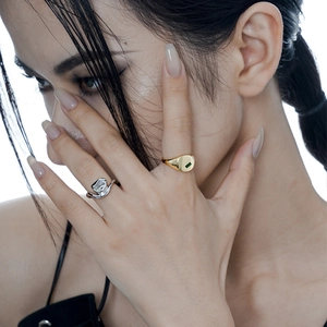 S925 sterling silver irregular ring and gold signet ring with emerald green stone