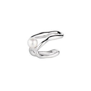 Manchette d'oreille irrégulière en argent S925 avec perle sur fond blanc pur