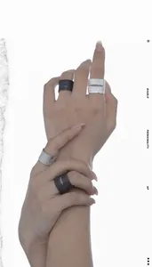 Détail de bagues larges mates avec texture mesh et fissures au style artistique sombre