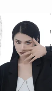 Detailopname van een minimalistische 18K goud verstrengelde ring aan een vinger