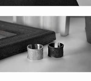 Détail de bagues en argent 925 montrant la texture tissée et la finition mate