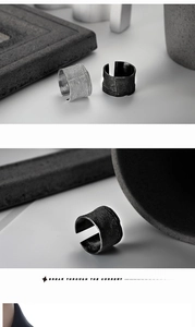 Détail de bagues larges mates en argent S925 et noir avec texture brossée et granulée