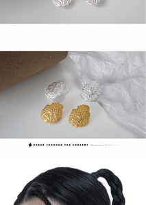Dettaglio macro di orecchini a lobo in argento S925 con texture stropicciata oro e argento