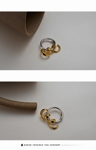 Detail van S925 sterling zilveren ringen met tweekleurige goud- en zilverafwerking