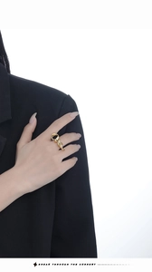 Artistieke vergulde gedraaide ring op model met elegante minimalistische rondingen