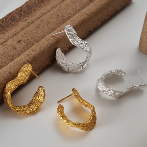 Irregular lava texture C-shaped earrings in gold and silver finish with S925 silver pins