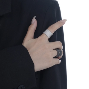 Bagues minimalistes en argent sterling S925 avec finition brossée mate noire et argent