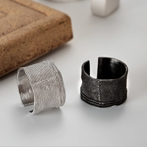 Bagues ouvertes en argent sterling S925 avec texture perlée en argent et noir mat