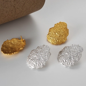 Orecchini a lobo minimalisti in argento S925 martellato in finitura oro e argento