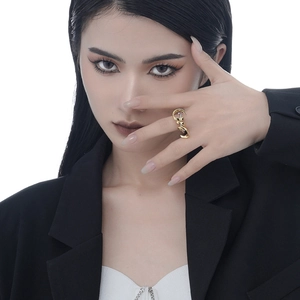 Artistieke gouden gedraaide ring van sterling zilver in minimalistische stijl voor vrouwen