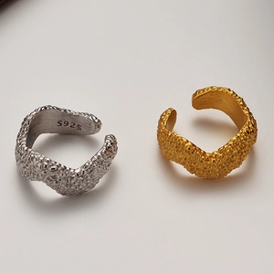 Minimalistische S925 Sterling Silber Wellen-Ohrklemmen mit Lava-Textur in Gold und Silber