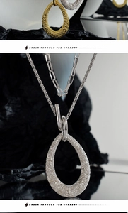 Détail macro du pendentif goutte présentant une texture de lave unique en or et en argent