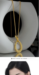 Détail du pendentif goutte en argent S925 doré avec texture martelée et chaîne fine