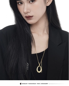 Détail du collier long en argent S925 avec texture lave et chaîne à maillons trombone