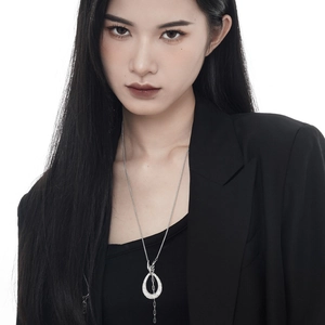 Collier long en argent S925 avec pendentif goutte texturé porté par une mannequin