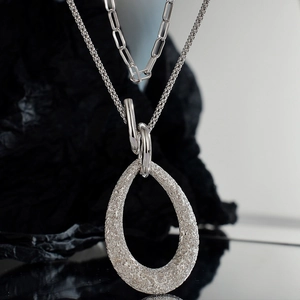 Collier double rang en argent S925 avec pendentif goutte d'eau texturé pour femmes