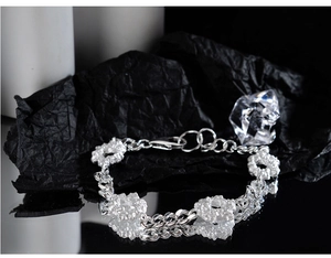Detalle de pulsera de plata S925 con eslabones redondos de textura de lava irregular