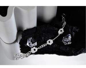 Primer plano de pulsera de plata S925 con anillos huecos de textura irregular única