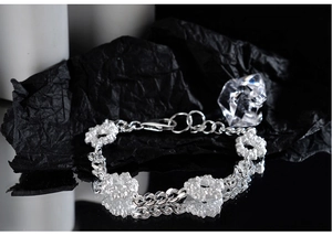Detalle de pulsera plata S925 con textura irregular y cierre de mosquetón