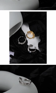 Détail de la bague en argent S925 à texture irrégulière avec une pierre bleue
