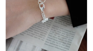 Detalle de la pulsera de plata de ley S925 con textura irregular y cierre de langosta