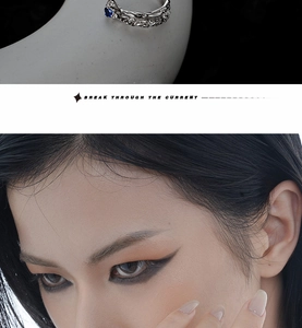 Détail de la bague en argent S925 à texture irrégulière et pierre bleue incrustée