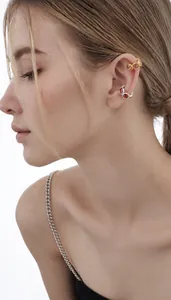Dettaglio di ear cuff in argento S925 con zirconi incastonati in finiture oro e rosso