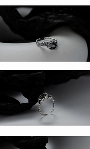 Détail macro d'une bague en argent S925 avec texture de lave et finition vintage sombre