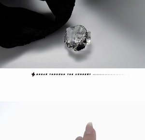 Détail d'une bague en argent s925 avec cristal facetté irrégulier au style industriel