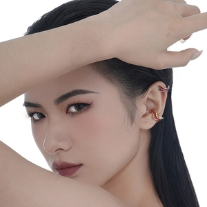 Lot de bagues d'oreille en émail rouge et or avec oxydes de zirconium sur mannequin