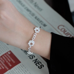 Elegante pulsera de cadena de plata de ley S925 con colgantes florales de textura irregular