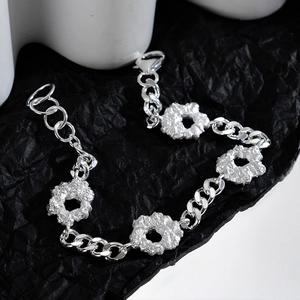 Pulsera minimalista de plata de ley S925 con dijes de textura de roca irregular en plata
