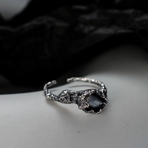 Bague ouverte en argent massif S925 au design minimaliste avec texture roche lave