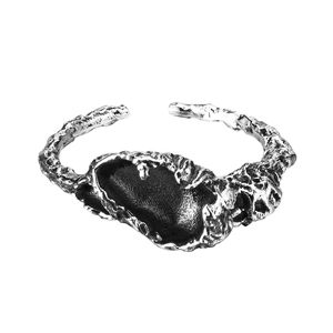 Bague ouverte en argent 925 avec texture de lave irrégulière et finition oxydée
