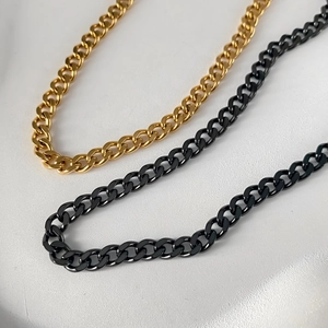 Dettaglio delle collane a catena cubana in oro e nero in acciaio inossidabile puro